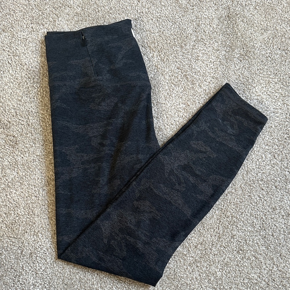 Vuori Dark Gray Camouflage Leggings